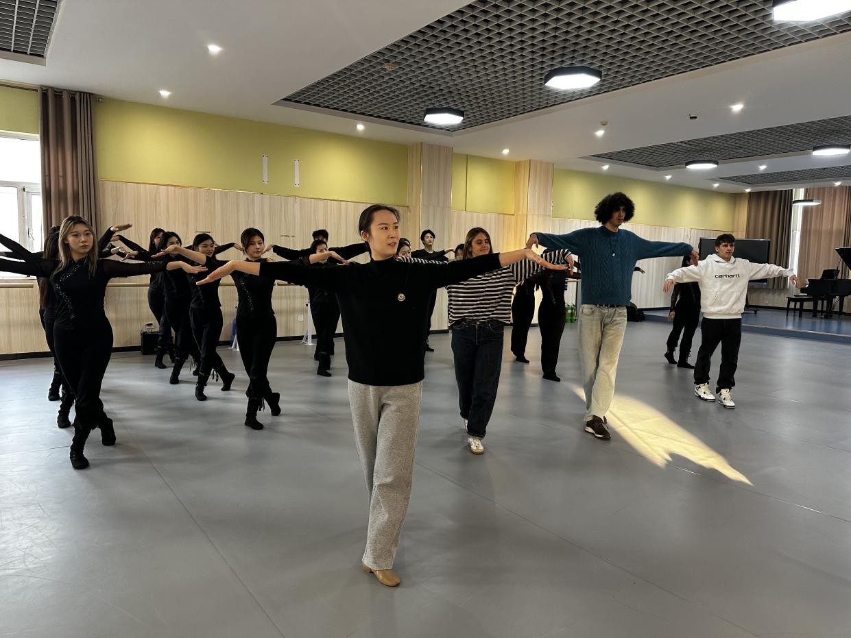 舞韻傳情，豫見未來——意大利學(xué)生代表團(tuán)“中文+職業(yè)技能”培訓(xùn)暨“豫見古今，鄭好同行”短期研修活動(dòng)之舞蹈技能培訓(xùn)圓滿結(jié)束